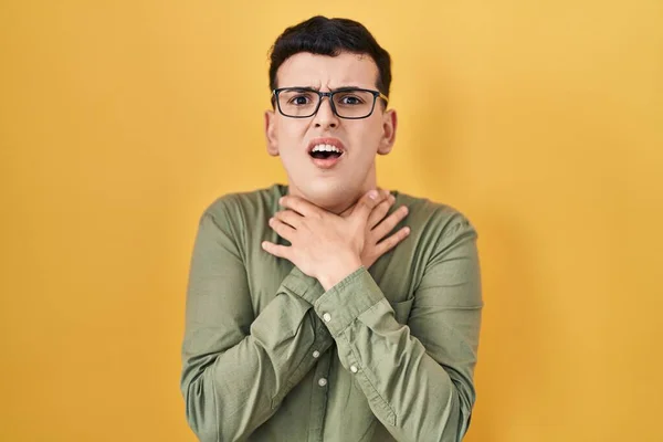 Non Binary Person Standing Yellow Background Shouting Suffocate Because Painful — Stock Photo, Image
