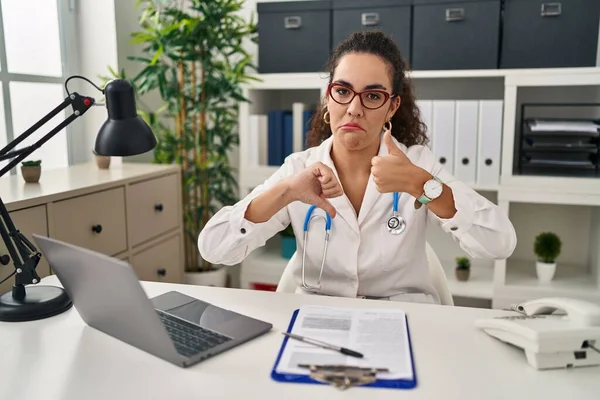 Young Hispanic Woman Wearing Doctor Uniform Stethoscope Doing Thumbs Disagreement — Stockfoto