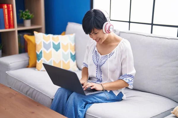 Mulher Chinesa Meia Idade Usando Laptop Fones Ouvido Sentados Sofá — Fotografia de Stock