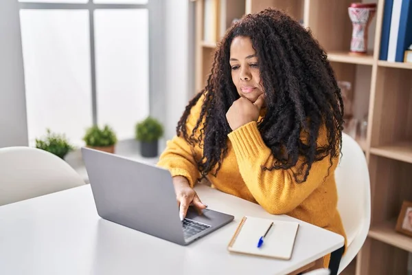 Afrikaans Amerikaanse Vrouw Met Behulp Van Laptop Zitten Tafel Thuis — Stockfoto