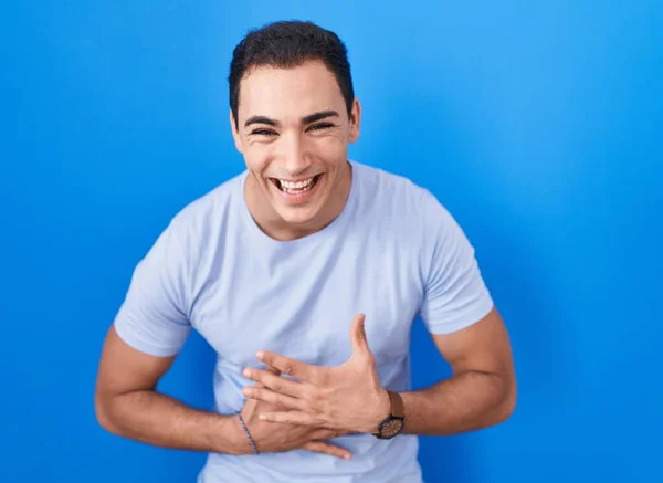 Jovem Hispânico Homem Sobre Fundo Azul Sorrindo Rindo Duro Voz — Fotografia de Stock