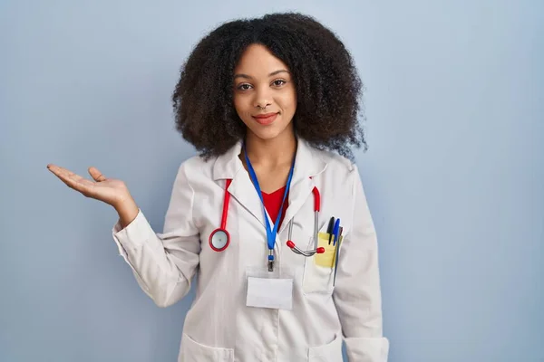 Junge Afrikanisch Amerikanische Frau Arztuniform Und Stethoskop Lächelt Fröhlich Und — Stockfoto