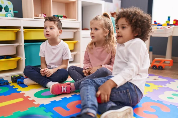 Kindergruppe Kindergarten Sitzt Entspannt Auf Dem Boden — Stockfoto