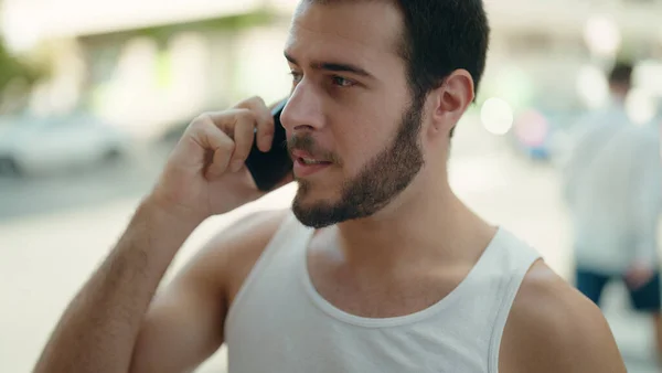 Genç Spanyol Adam Akıllı Telefondan Konuşuyor Sokakta Rahat Bir Ifadeyle — Stok fotoğraf