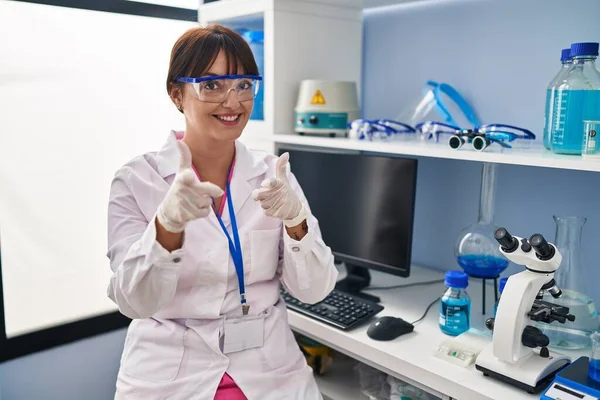 Mujer Morena Joven Que Trabaja Laboratorio Científico Señalando Los Dedos — Foto de Stock