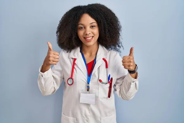 Junge Afrikanisch Amerikanische Frau Arztuniform Und Stethoskop Erfolgszeichen Macht Positive — Stockfoto
