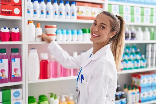 Young Beautiful Hispanic Woman Pharmacist Smiling Confident Holding Bottle Pharmacy — 图库照片