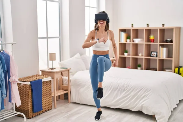 Mujer Hispana Hermosa Joven Usando Gafas Realidad Virtual Entrenamiento Dormitorio —  Fotos de Stock