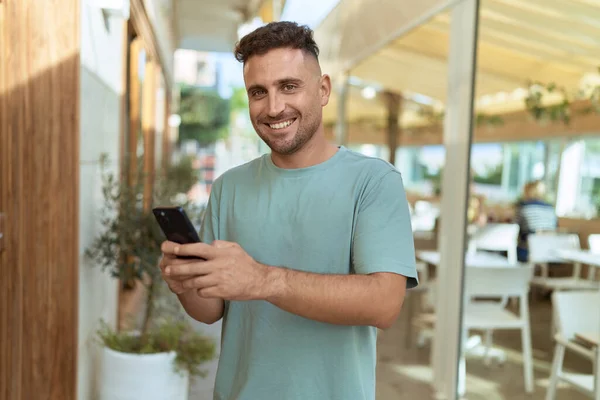 Young Hispanic Man Smiling Confident Using Smartphone Coffee Shop Terrace — ストック写真