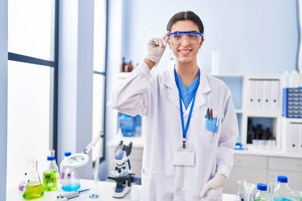 Young Beautiful Hispanic Woman Scientist Smiling Confident Standing Laboratory — Fotografia de Stock