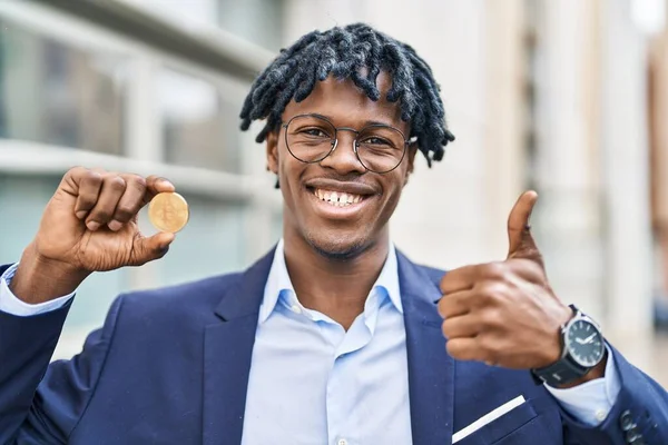 Elinde Sanal Para Olan Afrikalı Genç Bir Adam Mutlu Pozitif — Stok fotoğraf
