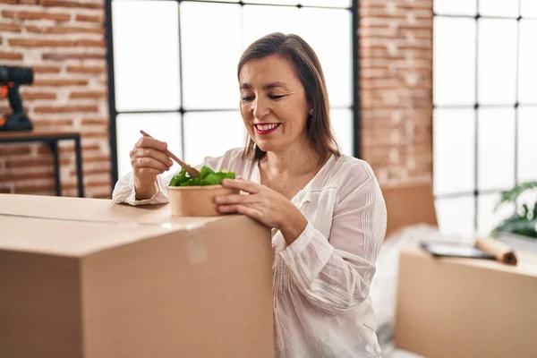 Middle Age Woman Smiling Confident Eating Salad New Home — ストック写真