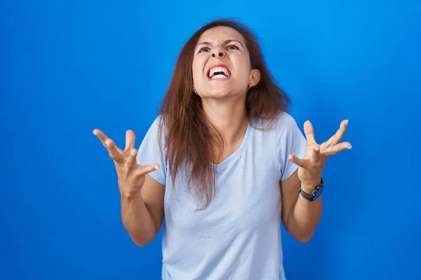 Mujer Morena Pie Sobre Fondo Azul Loco Loco Gritando Gritando — Foto de Stock