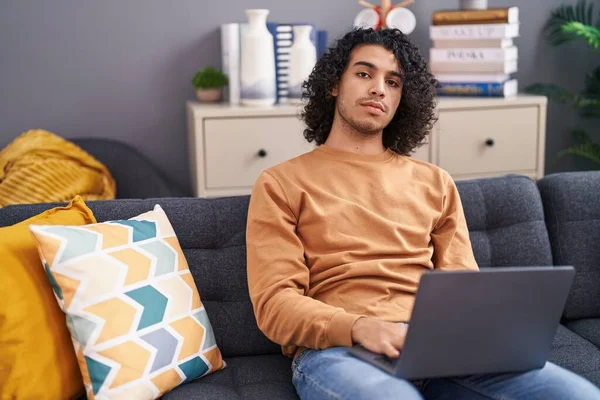 Hombre Latino Joven Usando Portátil Sentado Sofá Casa — Foto de Stock