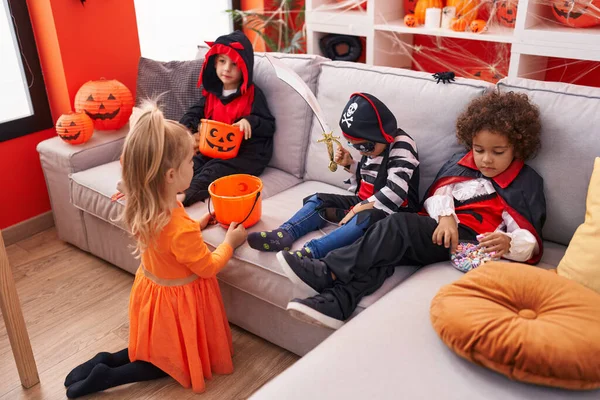 Gruppo Bambini Che Indossano Costume Halloween Mettendo Caramelle Nel Cestino — Foto Stock