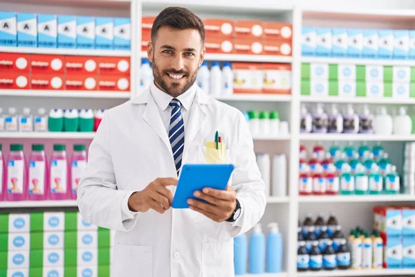 Fiatal Spanyol Férfi Gyógyszerész Touchpad Dolgozik Gyógyszertárban — Stock Fotó