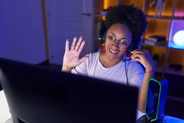 アフリカ系アメリカ人女性ストリーマー笑顔自信を持ってビデオ通話でゲームルーム — ストック写真