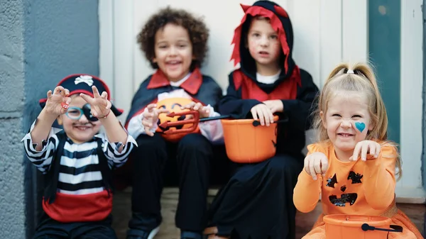 Cadılar Bayramı Kostümü Giymiş Bir Grup Çocuk Sokakta Korku Jesti — Stok fotoğraf