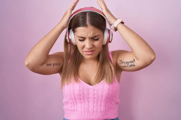 Ung Blond Kvinna Lyssnar Musik Med Hörlurar Som Lider Huvudvärk — Stockfoto
