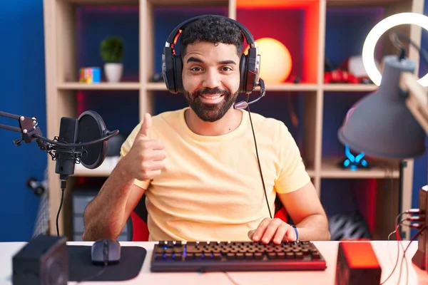 Een Spaanse Man Met Een Baard Die Videospelletjes Speelt Met — Stockfoto