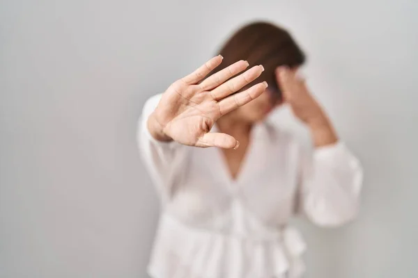 Medelålders Latinamerikanska Kvinna Står Över Isolerad Bakgrund Täcker Ögon Med — Stockfoto