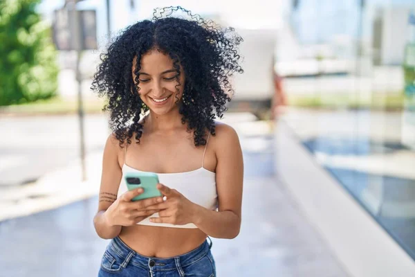Joven Mujer Hispana Sonriendo Confiada Usando Smartphone Calle — Foto de Stock