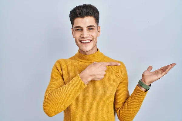 Young Hispanic Man Standing Blue Background Amazed Smiling Camera While — Foto de Stock