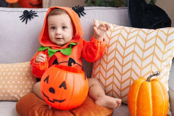 Adorável Bebê Caucasiano Tendo Festa Halloween Vestindo Traje Abóbora Casa — Fotografia de Stock