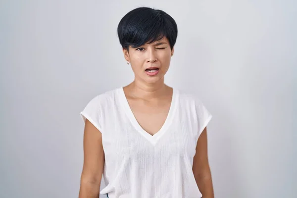 Ung Asiatisk Kvinna Med Kort Hår Stående Över Isolerad Bakgrund — Stockfoto
