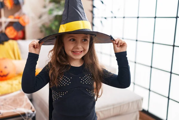 Roztomilé Hispánské Dívka Sobě Čarodějnice Kostým Halloween Party Doma — Stock fotografie