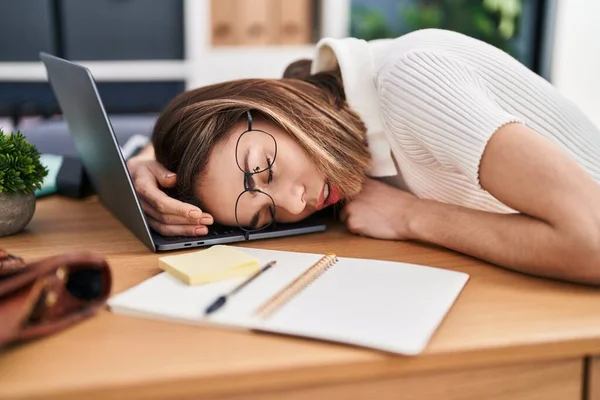 Νεαρή Όμορφη Ισπανόφωνη Επιχειρηματίας Κοιμάται Κεφάλι Στο Φορητό Υπολογιστή Στο — Φωτογραφία Αρχείου