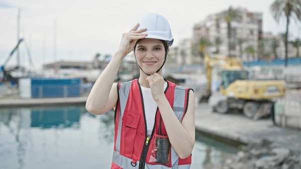 Jovem Bela Mulher Hispânica Construtor Sorrindo Confiante Beira Mar — Fotografia de Stock