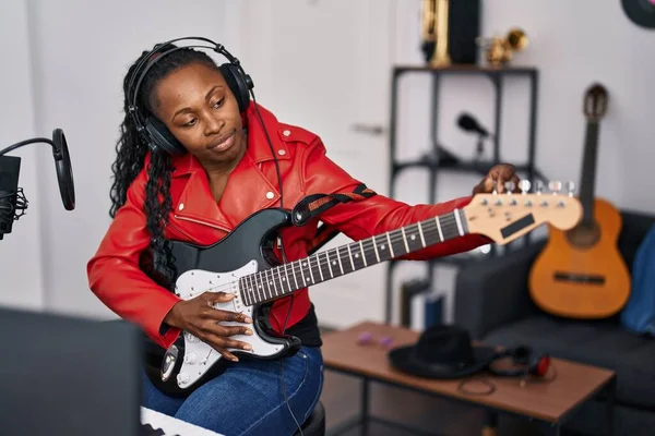 Африканская Американка Музыкант Играет Гитаре Музыкальной Студии — стоковое фото