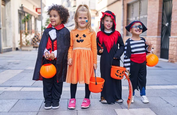 Grupo Niños Con Disfraz Halloween Sosteniendo Cesta Calabaza Calle —  Fotos de Stock
