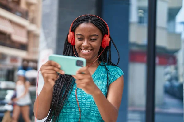 Αφροαμερικανή Γυναίκα Χαμογελά Αυτοπεποίθηση Παίζοντας Βιντεοπαιχνίδι Στο Δρόμο — Φωτογραφία Αρχείου