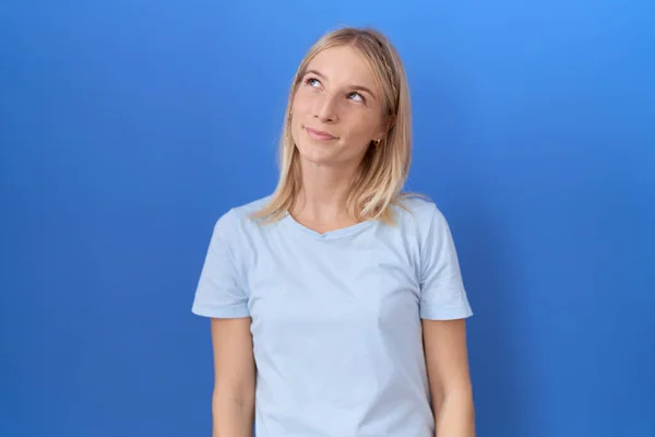 Mulher Caucasiana Jovem Vestindo Camisa Azul Casual Sorrindo Olhando Para — Fotografia de Stock