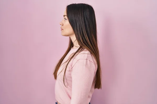 Jonge Brunette Vrouw Staande Roze Achtergrond Zoek Naar Kant Ontspannen — Stockfoto