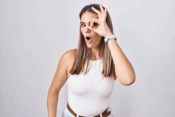 Mulher Jovem Hispânica Sobre Fundo Branco Fazendo Gesto Chocado Com — Fotografia de Stock
