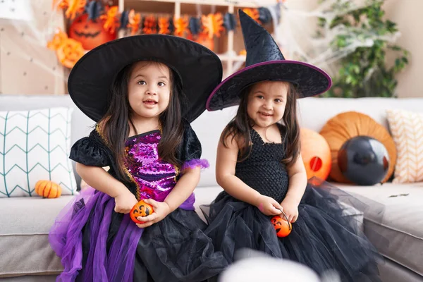 Adorables Chicas Gemelas Que Tienen Fiesta Halloween Sosteniendo Cestas Calabaza —  Fotos de Stock