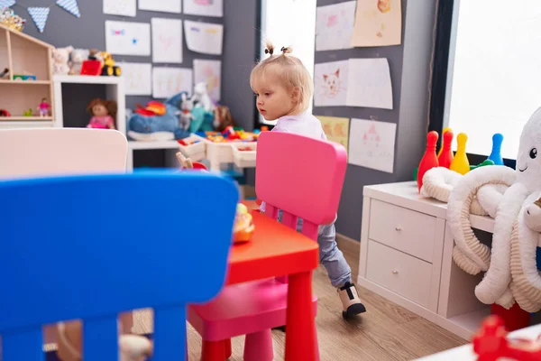 Liebenswertes Blondes Mädchen Steht Kindergarten — Stockfoto