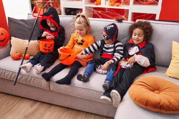 Cadılar Bayramı Kostümü Giymiş Bir Grup Çocuk Evdeki Kanepede Oturuyor — Stok fotoğraf
