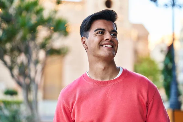 Junger Hispanischer Mann Lächelt Selbstbewusst Und Blickt Park Zur Seite — Stockfoto