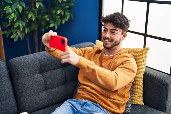 Ung Latinamerikansk Man Gör Selfie Med Smartphone Sitter Soffan Hemma — Stockfoto