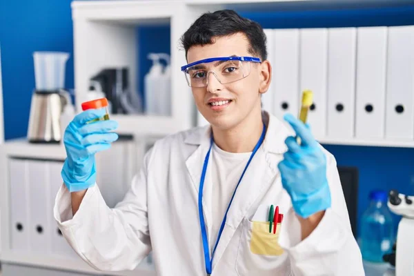 Mladý Binární Muž Vědec Drží Zkumavky Moči Laboratoři — Stock fotografie