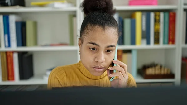 Joven Estudiante Afroamericana Usando Computadora Hablando Por Teléfono Biblioteca —  Fotos de Stock
