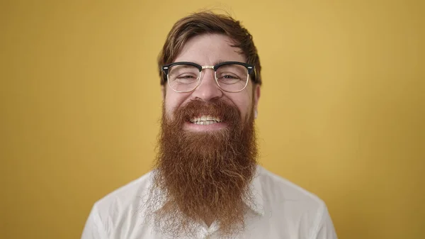 Giovane Uomo Rossa Sorridente Fiducioso Indossare Occhiali Sfondo Giallo Isolato — Foto Stock