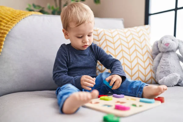 Bedårande Blont Barn Leker Med Matematik Spel Sitter Soffan Hemma — Stockfoto