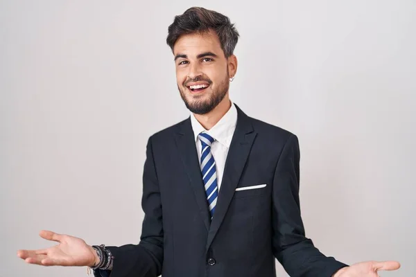 Fiatal Spanyol Férfi Tetoválásokkal Öltönyben Nyakkendőben Vidám Mosollyal Tárt Karokkal — Stock Fotó