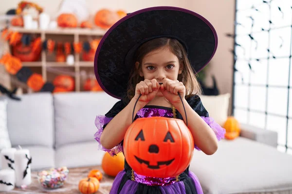 Imádnivaló Spanyol Lány Akinek Halloween Party Gazdaság Sütőtök Kosár Otthon — Stock Fotó