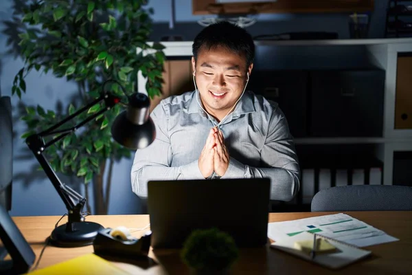 Junger Chinese Arbeitet Nachts Mit Computer Laptop Und Betet Mit — Stockfoto